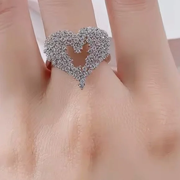 18k 1.5ct Heart Ring - Picture 10 of 12